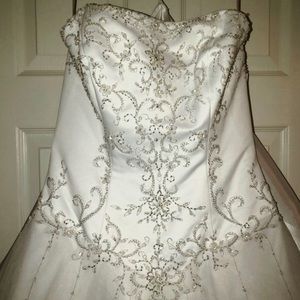 Strapless wedding dress w/ veil.